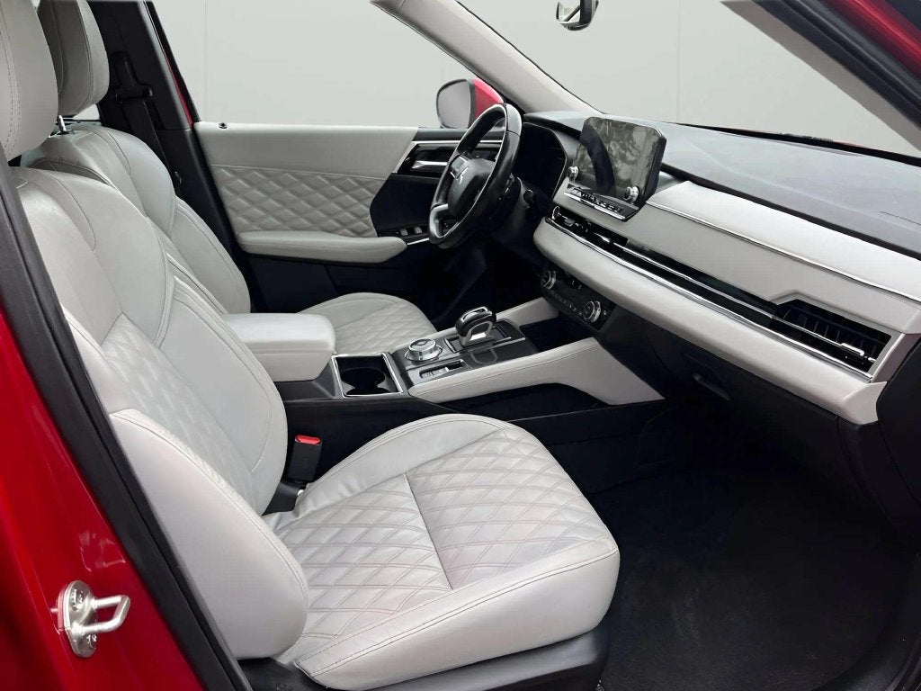 2023 Mitsubishi Outlander Base
