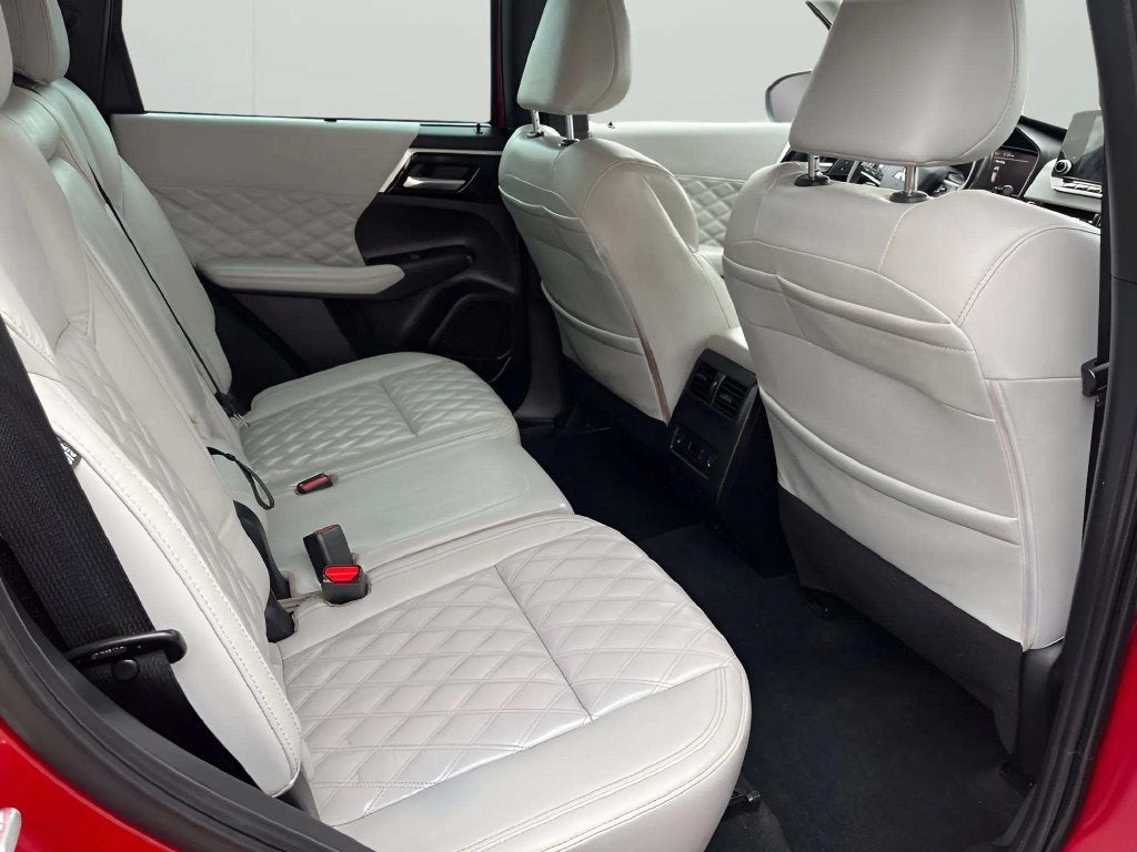 2023 Mitsubishi Outlander Base