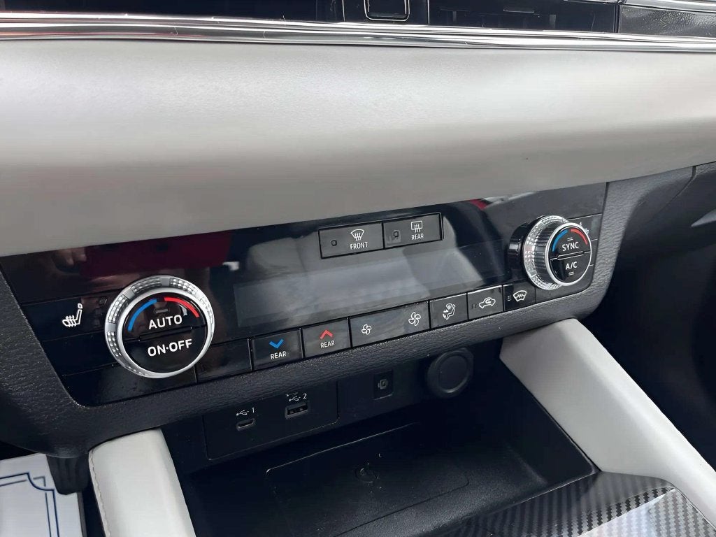 2023 Mitsubishi Outlander Base