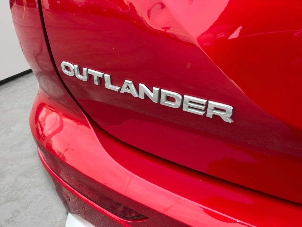 2023 Mitsubishi Outlander Base