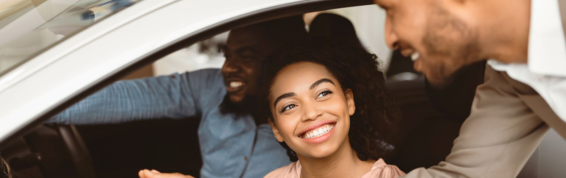 couple in car smiling with salesman Berwyn Kia in Berwyn IL